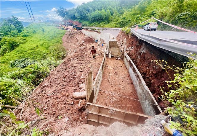 Dự án sửa chữa Quốc lộ 15D nhằm khắc phục tình trang mất an toàn giao thông có độ dốc lớn, bán kính đường cong nằm nhỏ, khuất tầm nhìn, mặt đường hẹp. Ảnh: Nguyên Linh-TTXVN