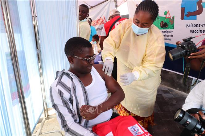 Tiêm vắc xin phòng ngừa bệnh đậu mùa khỉ cho người dân tại Goma, tỉnh Bắc Kivu (CHDC Congo) ngày 5/10/2024. Ảnh: THX/TTXVN