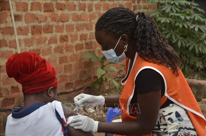 Tiêm vắc xin phòng ngừa bệnh đậu mùa khỉ cho người dân tại Kampala, Uganda ngày 1/2/2025. Ảnh: THX/TTXVN