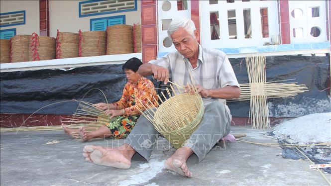 Các sản phẩm đan đát truyền thống tại địa phương góp phần gia tăng thu nhập và ổn định đời sống người dân vùng nông thôn Phước Long. Ảnh (tư liệu): Chanh Đa-TTXVN   
