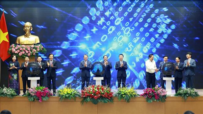 PM Pham Minh Chinh and other delegates at the launching ceremony.  VNA Photo: Dương Giang