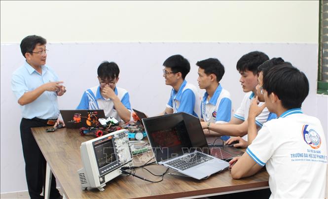 Giảng viên giảng dạy cho sinh viên chuyên ngành Thiết kế vi mạch bán dẫn. Ảnh: Văn Dũng-TTXVN