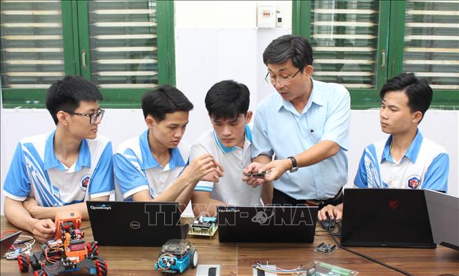 Giảng viên giảng dạy cho sinh viên chuyên ngành Thiết kế vi mạch bán dẫn. Ảnh: Văn Dũng-TTXVN