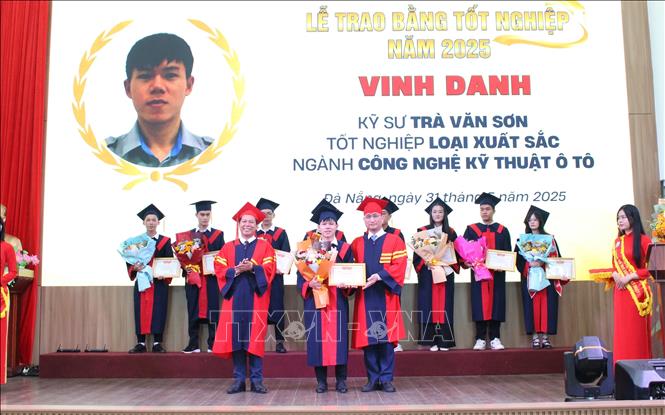 Vinh danh sinh viên tốt nghiệp loại xuất sắc. Ảnh: Văn Dũng-TTXVN