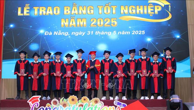 Lễ trao Bằng tốt nghiệp cho sinh viên. Ảnh: Văn Dũng-TTXVN