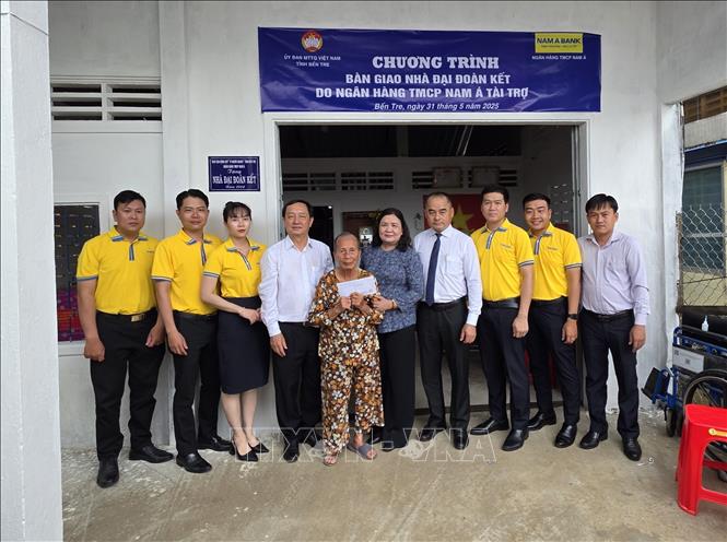 Bàn giao nhà cho hộ Lê Thị Tự, ấp Hội An, xã Đa Phước Hội, huyện Mỏ Cày Nam. Ảnh: Huỳnh Phúc Hậu - TTXVN