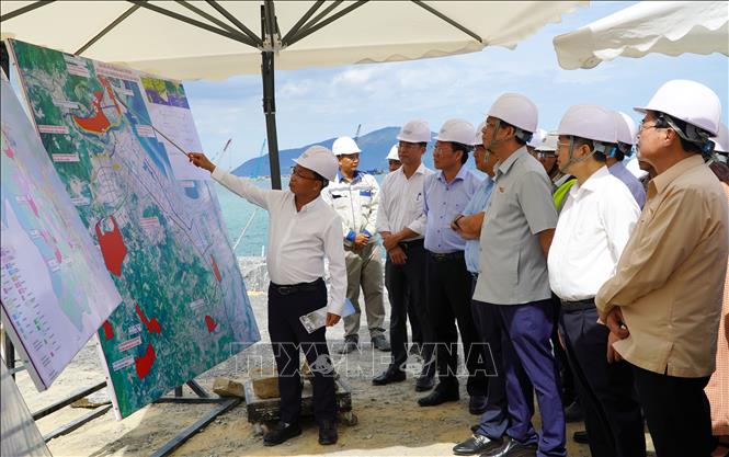 Đoàn công tác Ủy ban Thường vụ Quốc hội khảo sát tại dự án bến cảng Liên Chiểu. Ảnh: Quốc Dũng - TTXVN