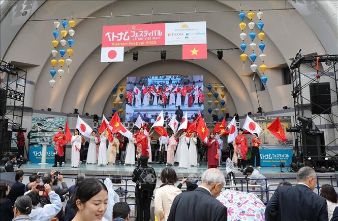 An art performance celebrates the festival. VNA Photo: Xuân Giao