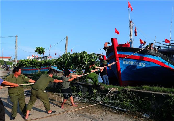  Công an xã Văn Hải tiến hành tuần tra những khu vực có khả năng nước dâng lên cao, kịp thời vận động và giúp đỡ nhân dân sơ tán, di dời tàu thuyền đến khu vực an toàn. Ảnh: Trọng Đức - TTXVN