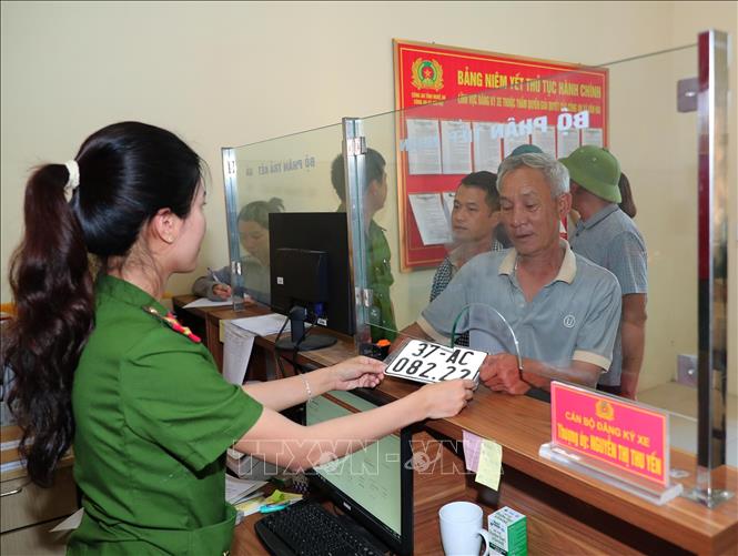 Công an xã Văn Hải giúp nhân dân các thủ tục hành chính trong lĩnh vực đăng ký xe máy, đồng thời hướng dẫn người dân nắm rõ quy trình, hồ sơ cần thiết khi đến làm việc. Ảnh: Trọng Đức - TTXVN