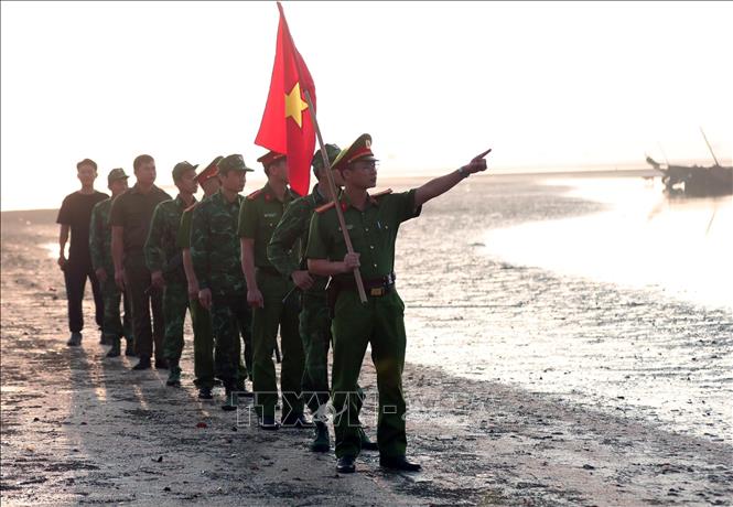 Lực lượng Công an xã Văn Hải, Bộ đội Biên phòng và lực lượng an ninh cơ sở phối hợp tuần tra bảo đảm an ninh, trật tự, an toàn xã hội khu vực biển Quỳnh Thọ. Ảnh: Minh Khôi (TTXVN phát)