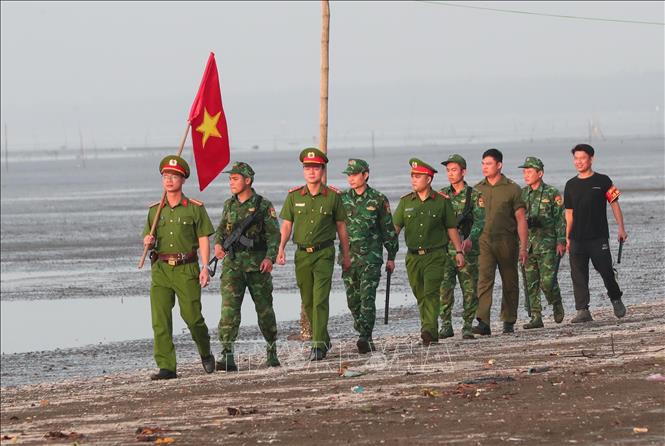 Lực lượng Công an xã Văn Hải, Bộ đội Biên phòng và lực lượng an ninh cơ sở phối hợp tuần tra bảo đảm an ninh, trật tự, an toàn xã hội khu vực biển Quỳnh Thọ. Ảnh: Trọng Đức - TTXVN