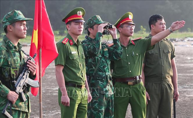 Lực lượng Công an xã Văn Hải, Bộ đội Biên phòng và lực lượng an ninh cơ sở phối hợp tuần tra bảo đảm an ninh, trật tự, an toàn xã hội khu vực biển Quỳnh Thọ.  Ảnh: Minh Khôi (TTXVN phát)