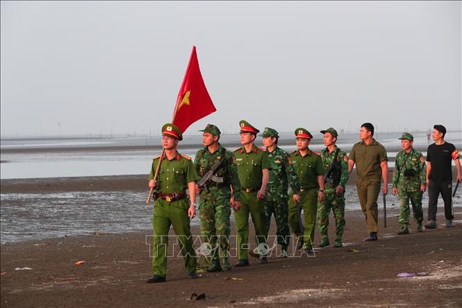 Lực lượng Công an xã Văn Hải, Bộ đội Biên phòng và lực lượng an ninh cơ sở phối hợp tuần tra bảo đảm an ninh, trật tự, an toàn xã hội khu vực biển Quỳnh Thọ. Ảnh: Trọng Đức - TTXVN