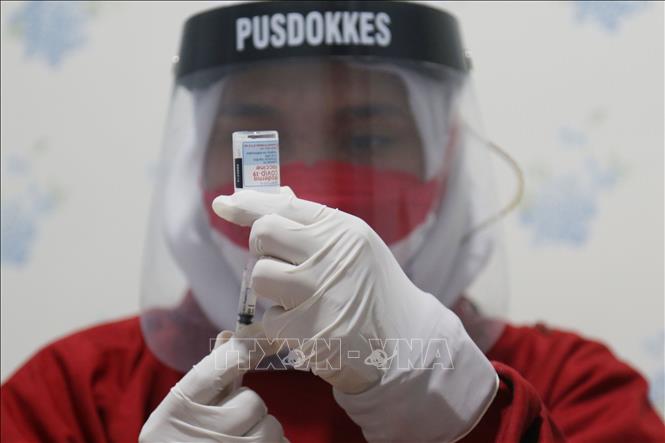 Nhân viên y tế chuẩn bị mũi tiêm vaccine COVID-19 của hãng Moderna tại Jakarta, Indonesia. Ảnh: THX/TTXVN
