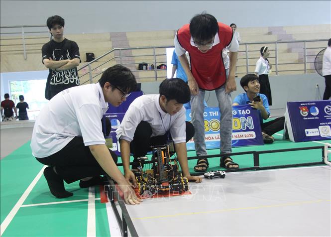 Đội bảng sinh viên chuẩn bị robocon trước khi thi đấu. Ảnh: Phan Sáu - TTXVN