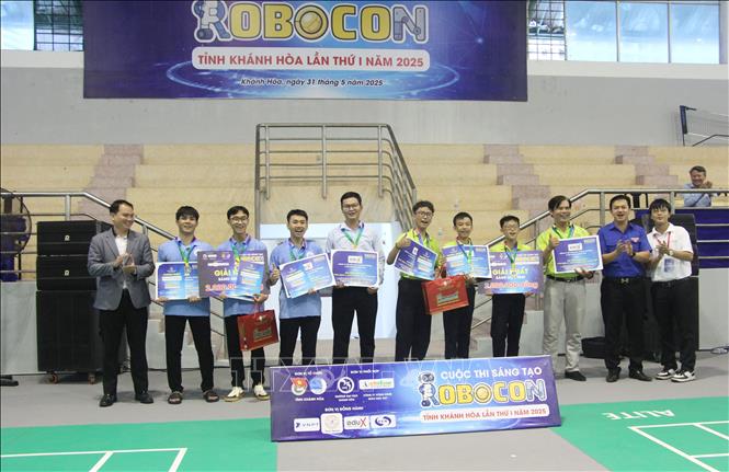 Ban tổ chức trao giải Nhất ở bảng học sinh và bảng sinh viên cho hai đội thi đạt giải. Ảnh: Phan Sáu - TTXVN