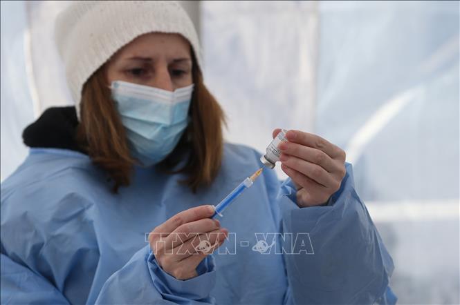 Nhân viên y tế chuẩn bị mũi tiêm vaccine COVID-19 của hãng Moderna tại Petrinja, Croatia. Ảnh: THX/TTXVN