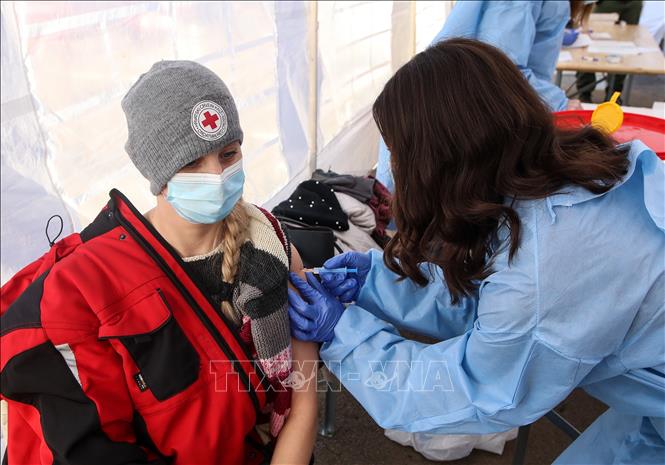 Tiêm vaccine phòng COVID-19 của Hãng Moderna cho người dân ở Petrinja, Croatia. Ảnh: THX/TTXVN