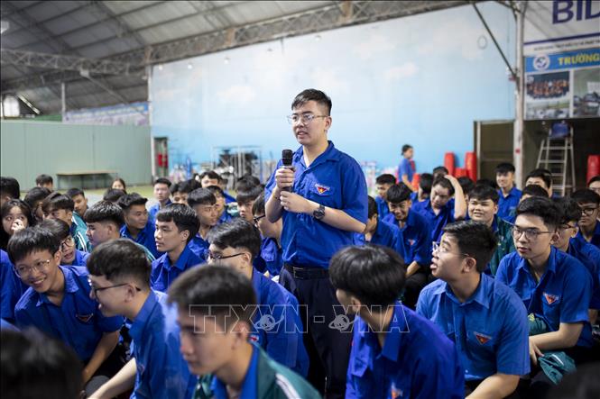 Thanh niên đặt câu hỏi cho các diễn giả. Ảnh: TTXVN phát