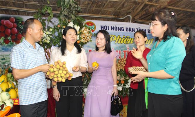 Các đại biểu tham quan và nghe giới thiệu về sản phẩm OCOP. Ảnh: Đỗ Huyền - TTXVN