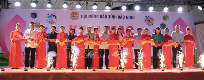 Các đại biểu cắt băng khai mạc phiên chợ. Ảnh: Đỗ Huyền - TTXVN