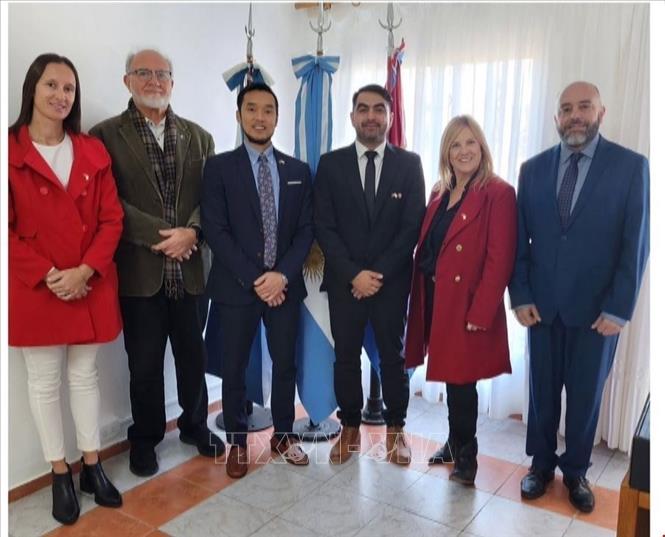 Ông Ngô Mạnh Khôi, tham tán Thương mại, trưởng Cơ quan thương vụ Việt Nam tại Argentina; ông Mauro Daniele, Thị trưởng Las Varillas; ông Patricio Olmedo, Thị trưởng Manfredi và giáo sư Marcia Daniele, Giám đốc Học viện Nghiên cứu Phương Đông (ISEO). Nguồn: Cơ quan thương vụ Việt Nam tại Argentina. Ảnh: TTXVN phát