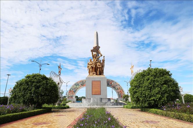Tượng đài “Toàn dân nổi dậy, đoàn kết lập công” - biểu tượng sức mạnh đoàn kết của quân và dân Trà Vinh. Ảnh: Hồng Đạt - TTXVN
