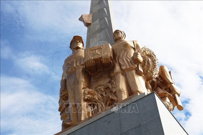 Tượng đài “Toàn dân nổi dậy, đoàn kết lập công” thể hiện một giai đoạn lịch sử hào hùng của đất nước, nơi truyền thống đoàn kết ba dân tộc anh em Việt - Hoa - Khmer cùng nhau đánh giặc giữ nước. Ảnh: Hồng Đạt - TTXVN
