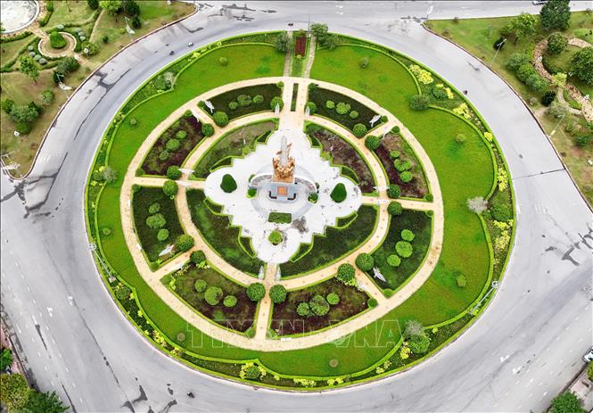 Công viên Tượng đài “Toàn dân nổi dậy, đoàn kết lập công” là nơi sinh hoạt, vui chơi giải trí của nhân dân Trà Vinh. 

