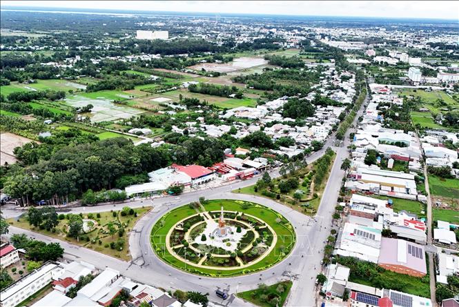 Tượng đài “Toàn dân nổi dậy, đoàn kết lập công” nằm ngay cửa ngõ thành phố Trà Vinh. Ảnh: Hồng Đạt - TTXVN
