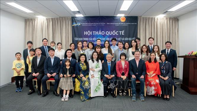 Các đại biểu tại đầu cầu tỉnh Fukuoka (Nhật Bản) chụp ảnh lưu niệm. Ảnh: Phạm Tuân -P/v TTXVN tại Nhật Bản.