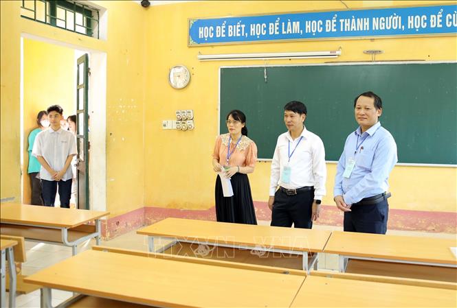 Phó Chủ tịch UBND tỉnh Vĩnh Phúc Nguyễn Khắc Hiếu kiểm tra một phòng thi tại một điểm thi của thành phố Vĩnh Yên. Ảnh: Hoàng Hùng – TTXVN
