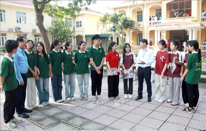 Phó Chủ tịch UBND tỉnh Vĩnh Phúc Nguyễn Khắc Hiếu (áo trắng) trao đổi với các thí sinh tại một điểm thi ở thành phố Vĩnh Yên. Ảnh: Hoàng Hùng – TTXVN