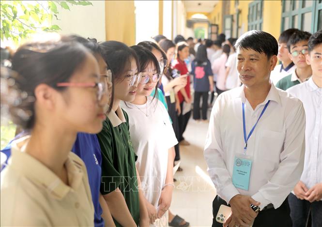 Phó Chủ tịch UBND tỉnh Vĩnh Phúc Nguyễn Khắc Hiếu động viên các thí sinh tại một điểm thi thành phố Vĩnh Yên. Ảnh: Hoàng Hùng – TTXVN