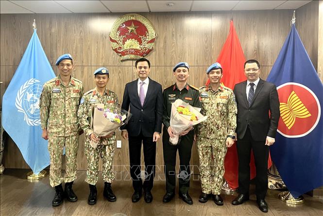 Đại sứ Đặng Hoàng Giang, Trưởng Phái đoàn thường trực Việt Nam tại LHQ, chúc mừng các sĩ quan gìn giữ hòa bình Việt Nam làm việc tại Cục Gìn giữ hòa bình tại LHQ. Ảnh: Thanh Tuấn - P/v TTXVN tại Mỹ