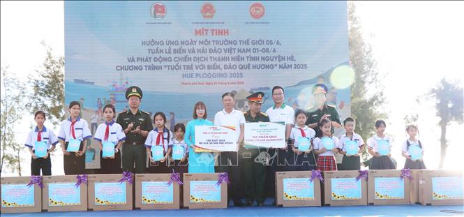 Trao tặng quà cho các học sinh có hoàn cảnh khó khăn trên địa bàn xã Vinh Thanh. Ảnh: Mai Trang - TTXVN
