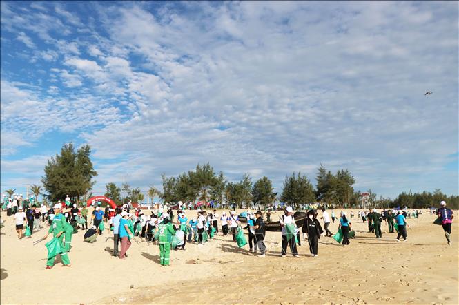 Hàng ngàn người dân tham gia sự kiện đi bộ nhặt rác Hue Plogging 2025. Ảnh: Mai Trang - TTXVN