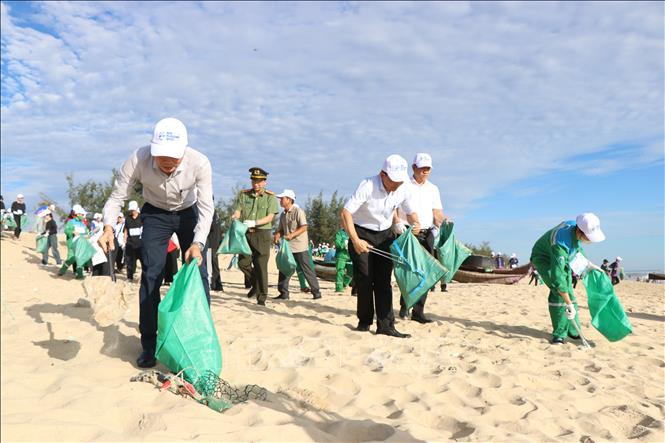 Phó Chủ tịch UBND thành phố Phan Quý Phương (trái) tham gia sự kiện đi bộ nhặt rác Hue Plogging 2025. Ảnh: Mai Trang - TTXVN
