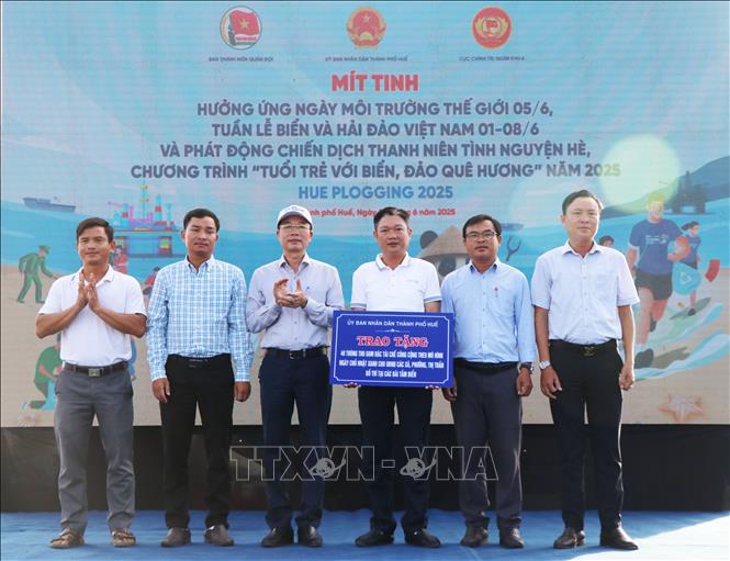 UBND thành phố Huế trao tặng các thùng thu gom rác tái chế công cộng theo mô hình Ngày Chủ nhật xanh cho các phường, xã ven biển trên địa bàn. Ảnh: Mai Trang - TTXVN