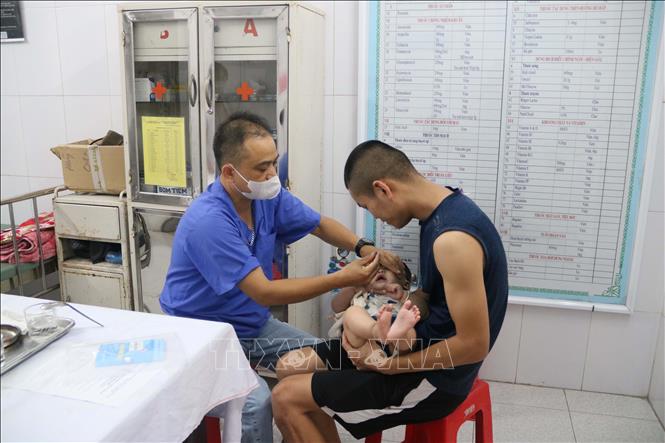 Cán bộ Trạm y tế phường Trần Lãm (thành phố Thái Bình) bổ sung vitamin A cho trẻ. Ảnh: Thu Hoài - TTXVN