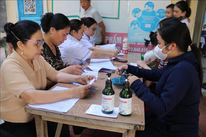 Người dân đăng ký cho trẻ bổ sung vitamin A tại Trạm Y tế phường Trần Lãm (thành phố Thái Bình). Ảnh: Thu Hoài - TTXVN 