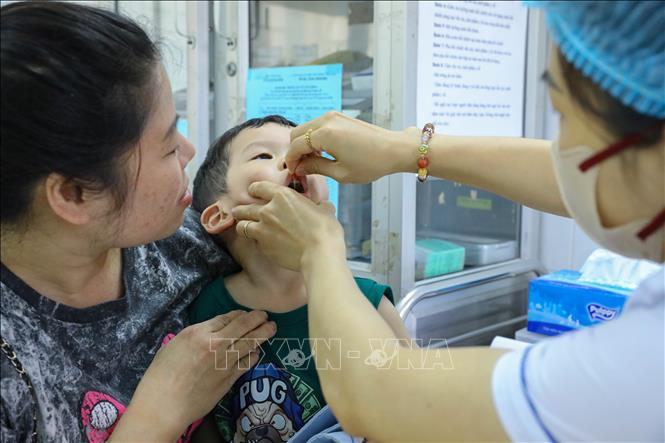 Trẻ từ 6 đến dưới 36 tháng tuổi được bổ sung Vitamin A tại Trạm Y tế phường Ngọc Hà (quận Ba Đình). Ảnh: Lê Đông - TTXVN