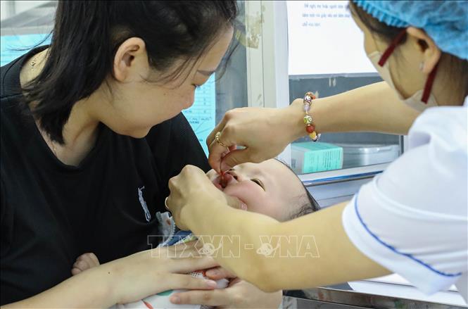 Trẻ từ 6 đến dưới 36 tháng tuổi được bổ sung Vitamin A tại Trạm Y tế phường Ngọc Hà (quận Ba Đình). Ảnh: Lê Đông - TTXVN
