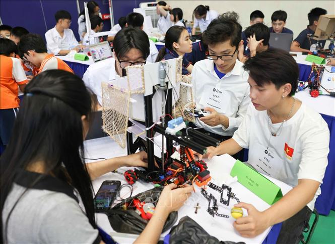 Thành viên đội thi cùng thể hiện quyết tâm thi đấu. Ảnh: Thanh Tùng - TTXVN