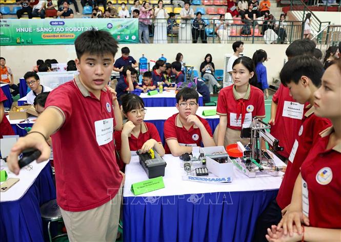 Chuẩn bị kỹ lưỡng robot trước khi thi đấu. Ảnh: Thanh Tùng - TTXVN 