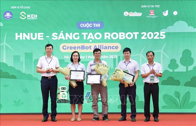BTC trao chứng nhận, tặng hoa tri ân các nhà tài trợ. Ảnh: Thanh Tùng - TTXVN 
