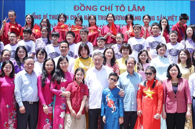 Tổng Bí thư Tô Lâm chụp ảnh lưu niệm cùng thầy cô và học sinh Trường PTCS Nguyễn Đình Chiểu và Trường PTCS Xã Đàn. Ảnh: Thống Nhất – TTXVN