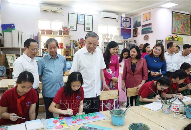 Tổng Bí thư Tô Lâm tham quan Ngôi nhà nghệ thuật dành cho học sinh khiếm thị của Trường PTCS Nguyễn Đình Chiểu. Ảnh: Thống Nhất – TTXVN