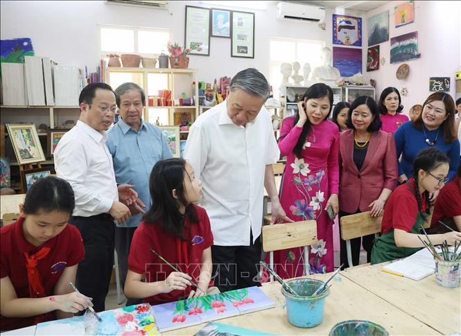 Tổng Bí thư Tô Lâm tham quan Ngôi nhà nghệ thuật dành cho học sinh khiếm thị của Trường PTCS Nguyễn Đình Chiểu. Ảnh: Thống Nhất – TTXVN